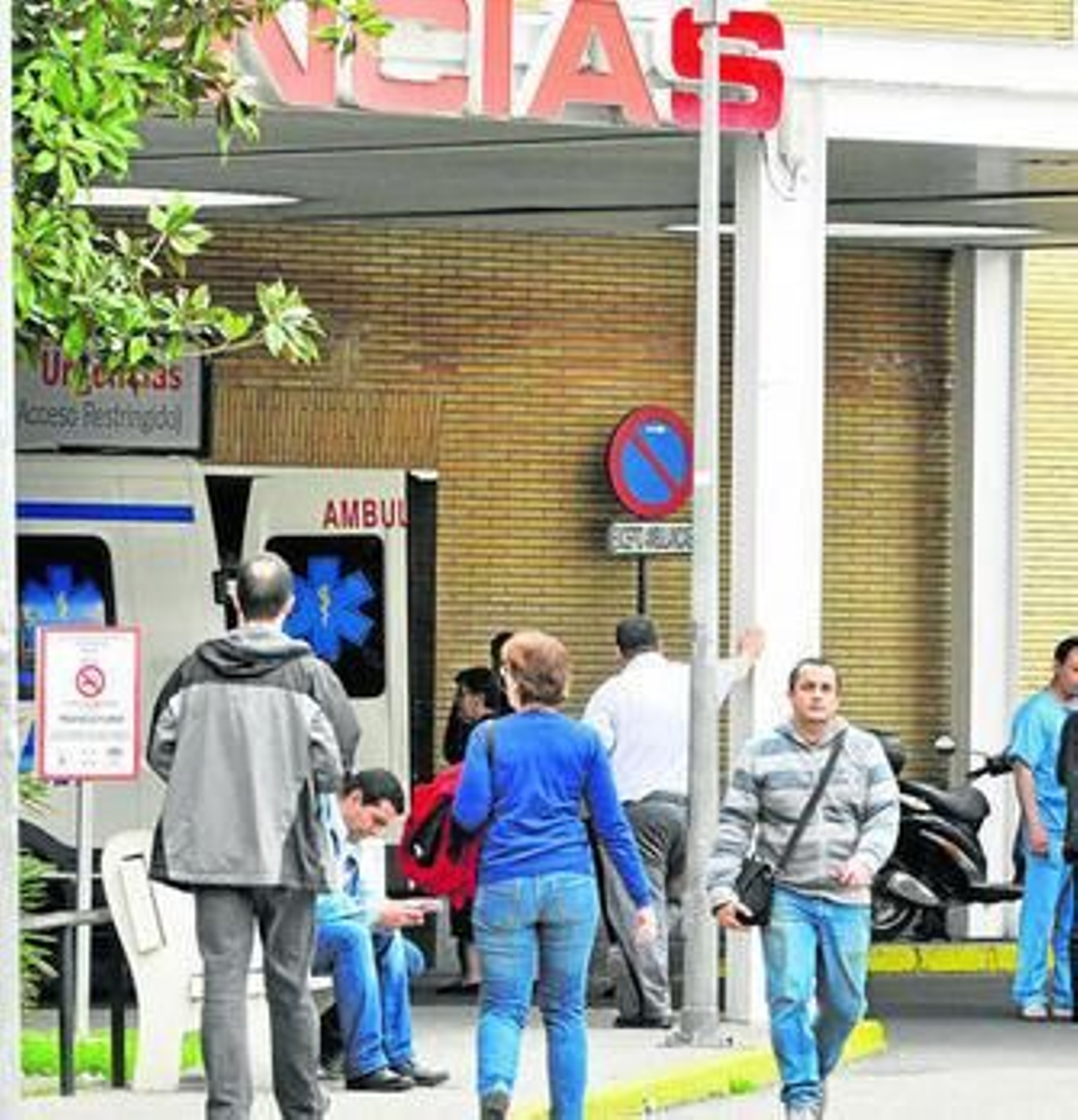 Familiares esperan en la puerta de Urgencias del Hospital Virgen del Rocío.