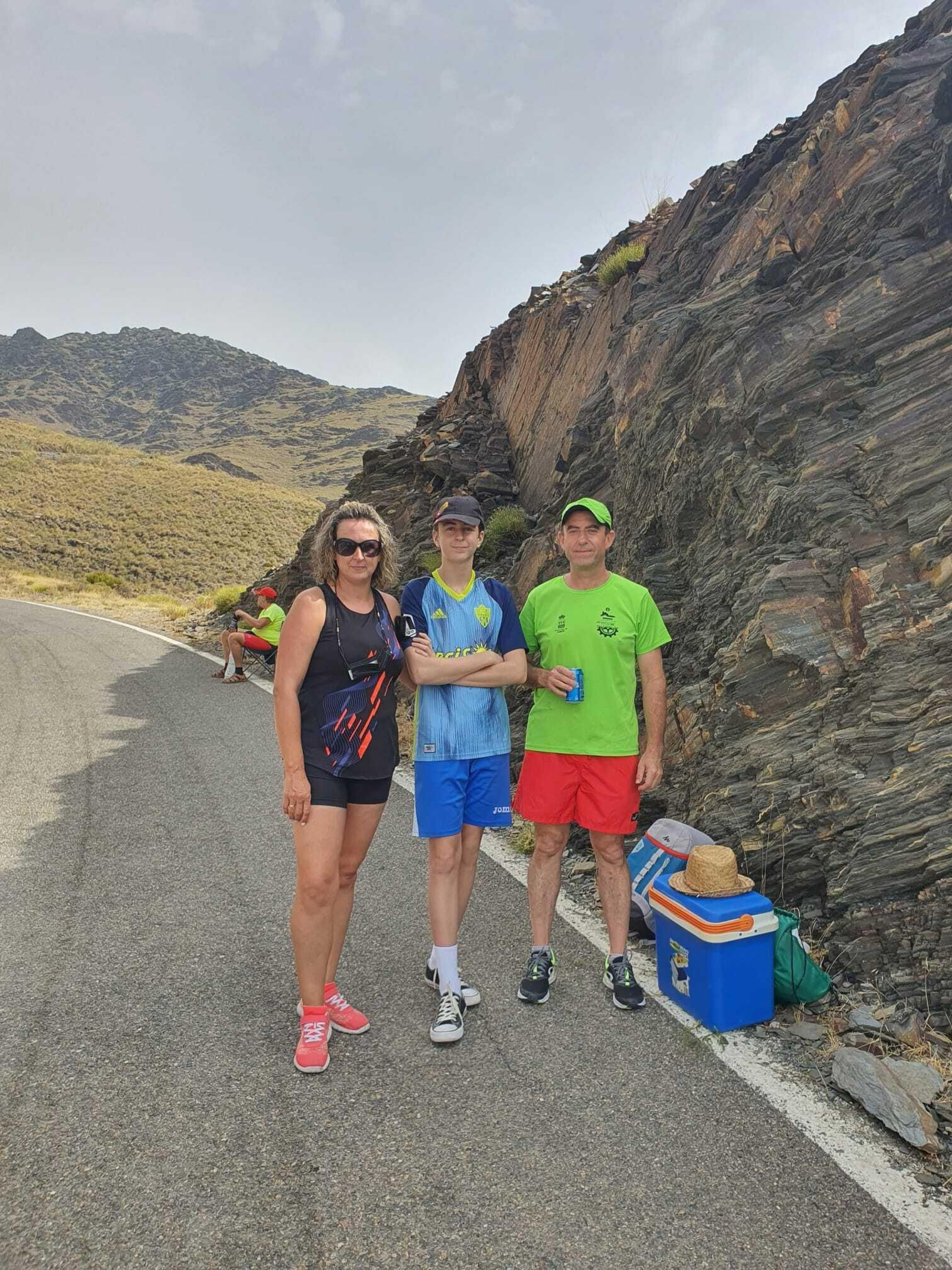 Fotogalería del ambiente en la subida al Alto de Velefique de La Vuelta.
