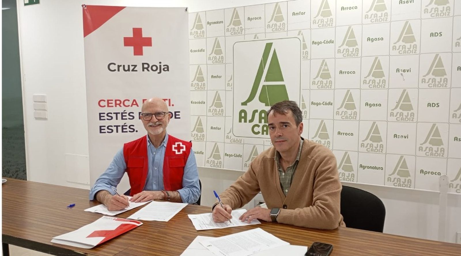 El presidente de la Asamblea Local de Cruz Roja en Jerez, Ignacio Jaén, y el secretario general de Asaja Cádiz, Luis Ramírez, firmando el acuerdo.