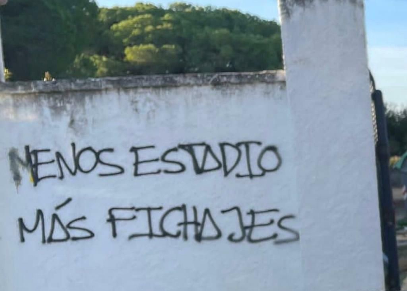 La pintada en una pared de El Rosal.