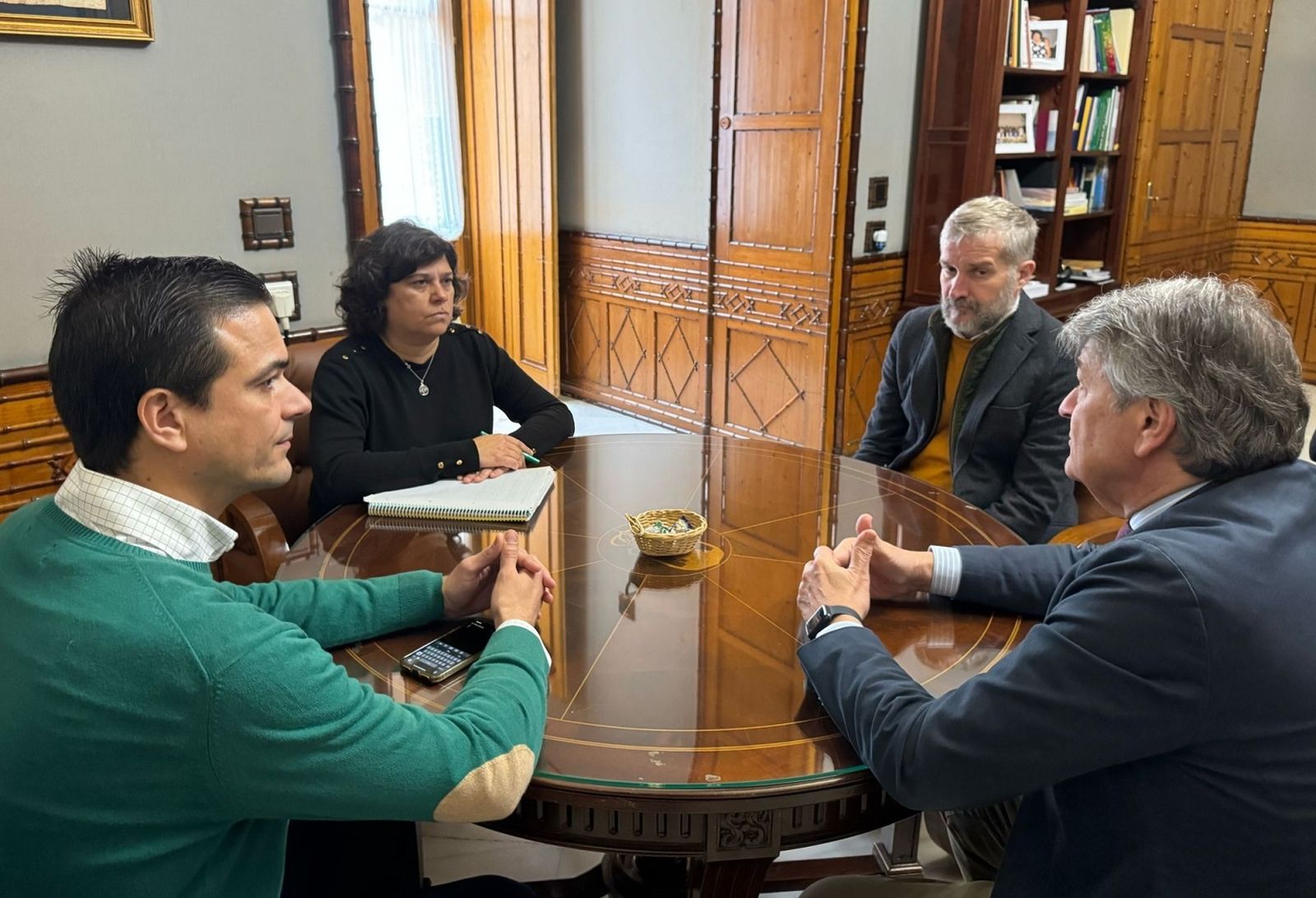 Carmen Álvarez reunida con el presidente del Consejo Regulador y representantes de bodegas.