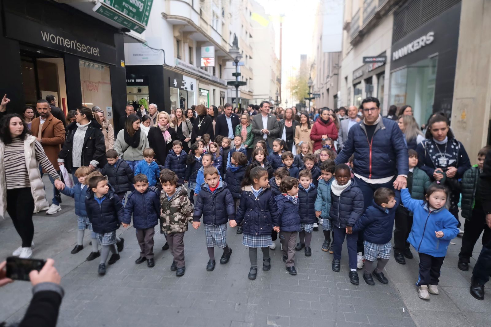 Córdoba celebra el Día del Cáncer Infantil con una marcha con cientos de escolares