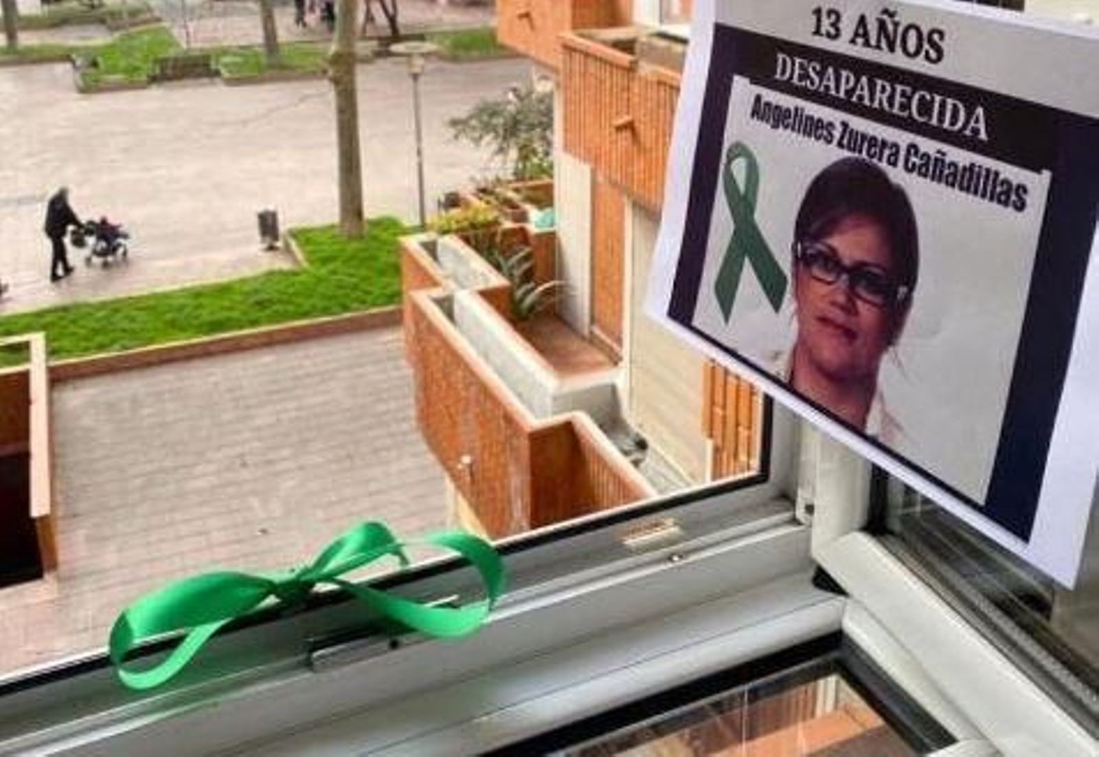 Un lazo verde en una ventana en honor de Angelines Zurera. Un lazo verde en una ventana en honor de Angelines Zurera.