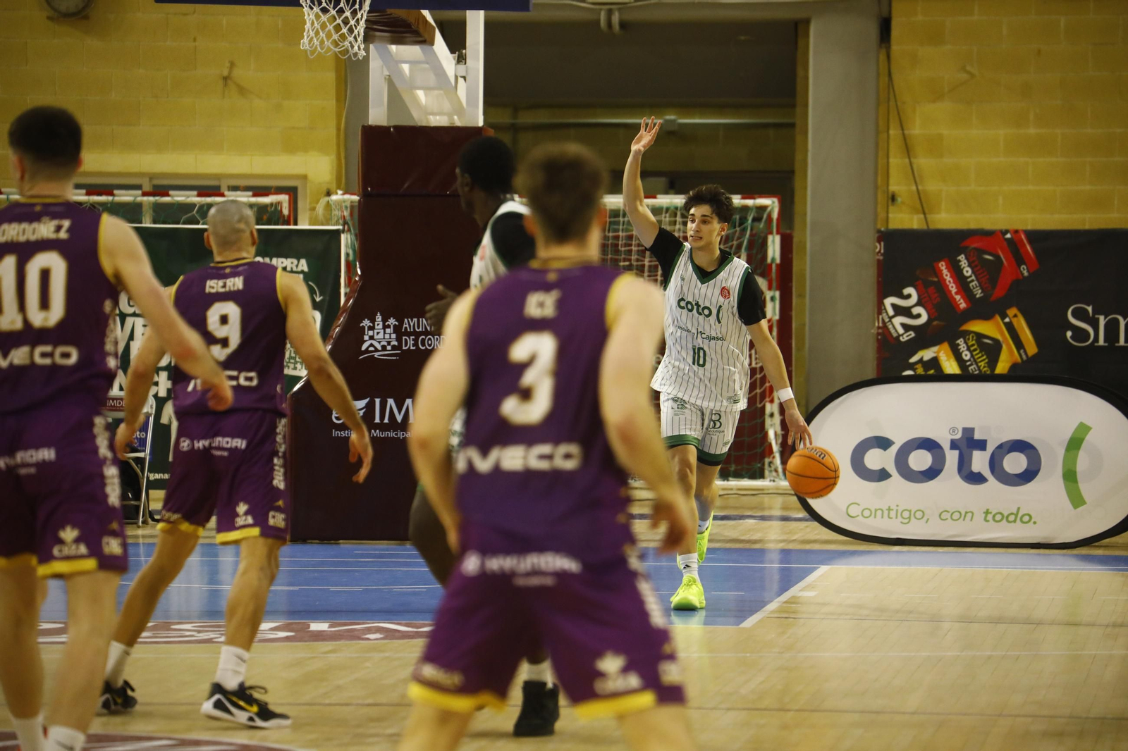 Las mejores fotos del ambiente en Vista Alegre para el Coto Córdoba - Baloncesto Valladolid