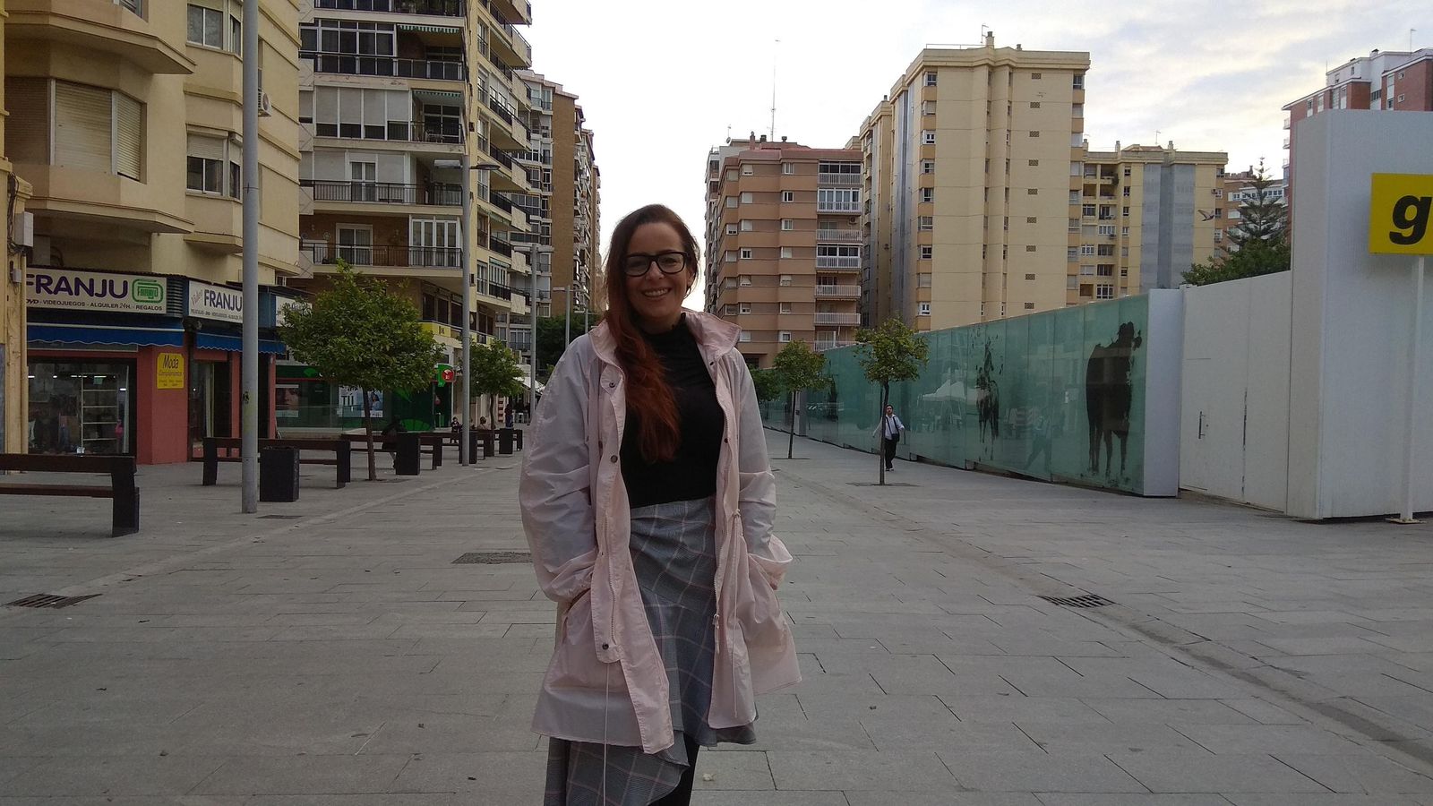 La candidata del PACMA a la Junta, Eva Ramos, en el barrio de La Malagueta.