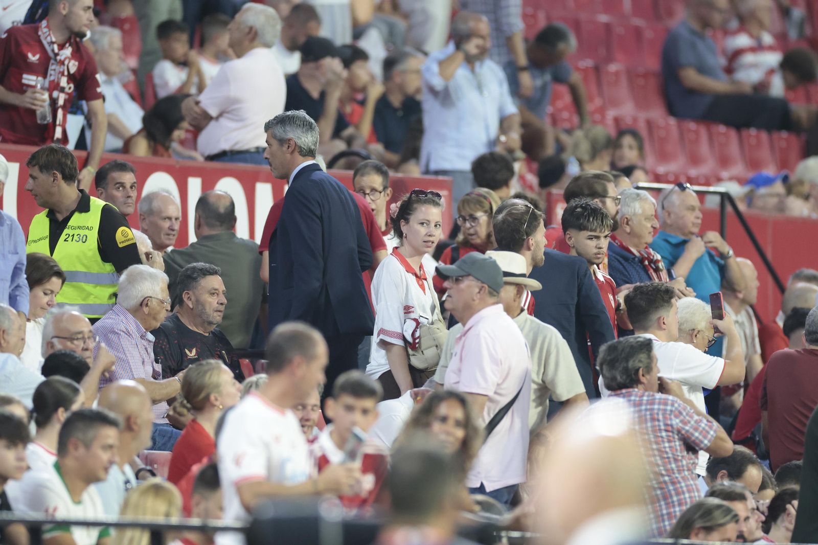 Búscate en las fotos del Sevilla - Elche