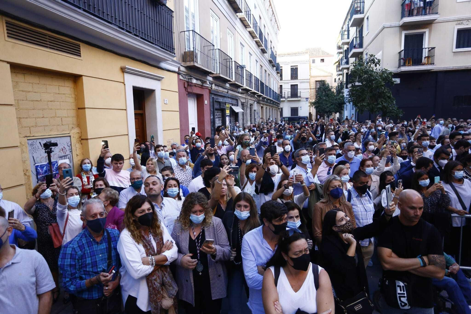 Público congregado para ver la salida de la Virgen de la Paloma este sábado. Público congregado para ver la salida de la Virgen de la Paloma este sábado.