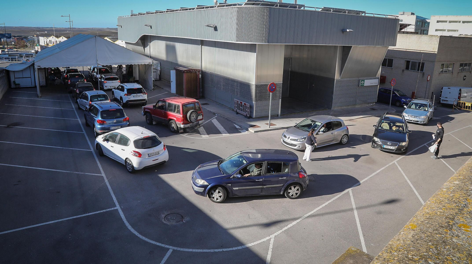 Colas este lunes en el autocovid del Hospital para realizarse las pruebas diagnósticas del Covid.
