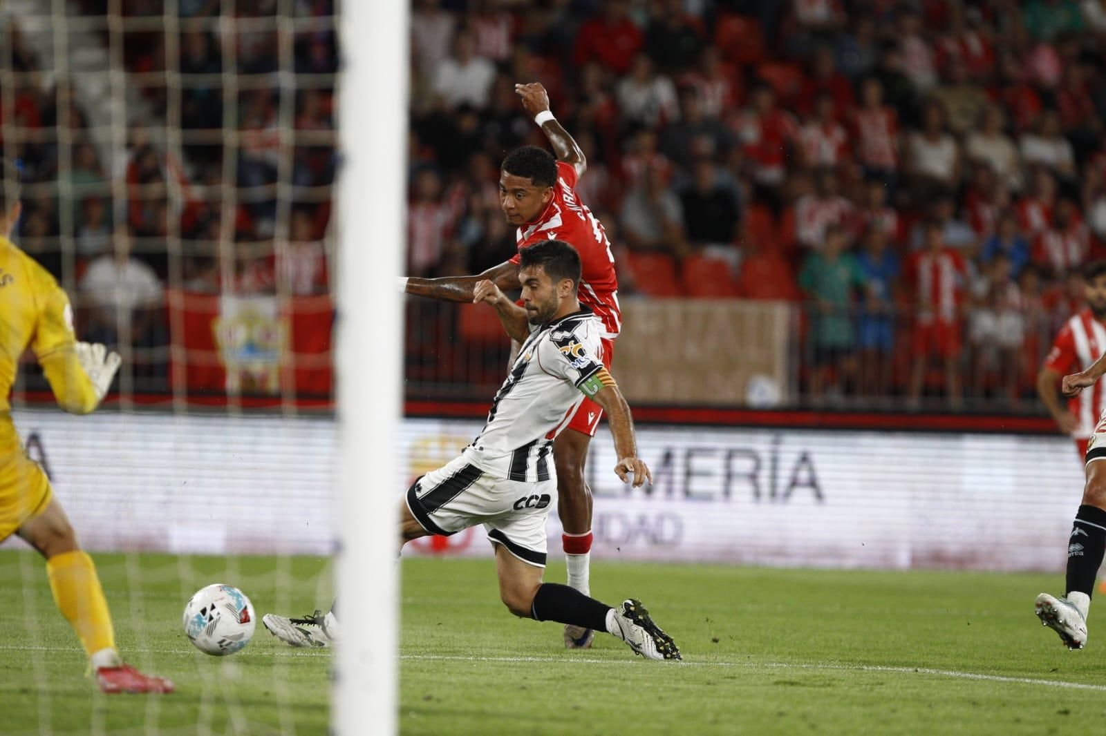 Chirino remata a portería en la acción del 1-0