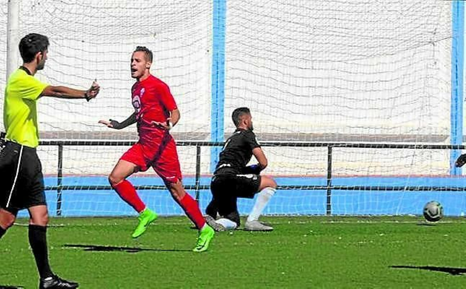 Gordillo, delantero del Castilleja, celebra un gol del líder del Grupo I de División de Honor.