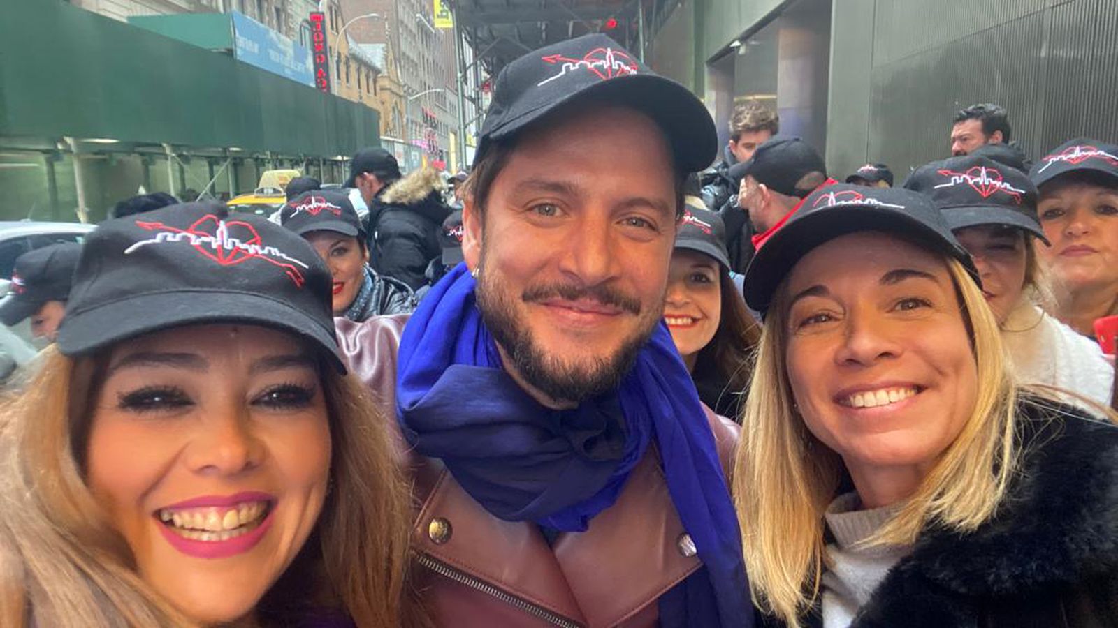 La isleña Laura López, con una amiga, junto al cantante