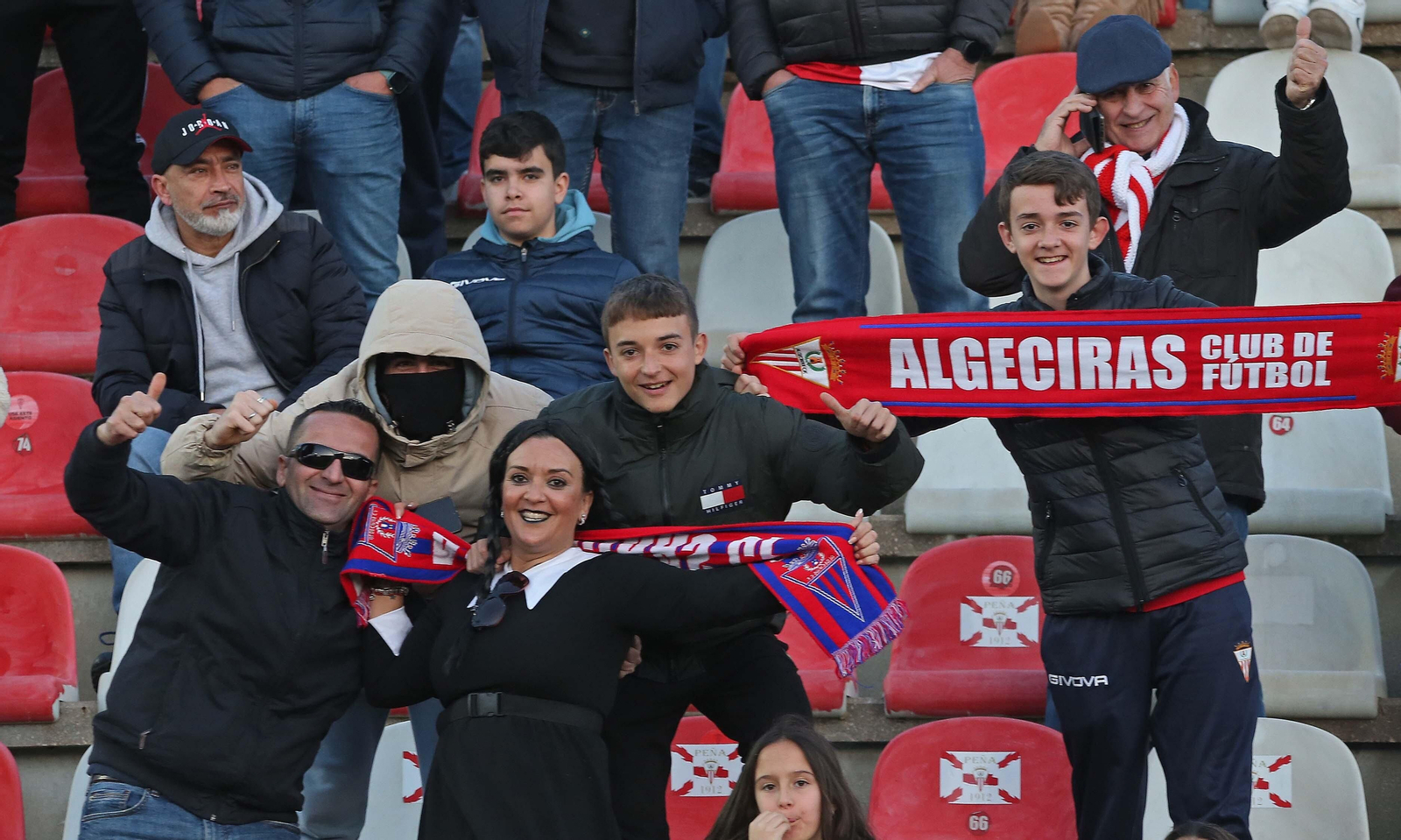 Fotos de la afición durante el Algeciras - Fuenlabrada en el Nuevo Mirador