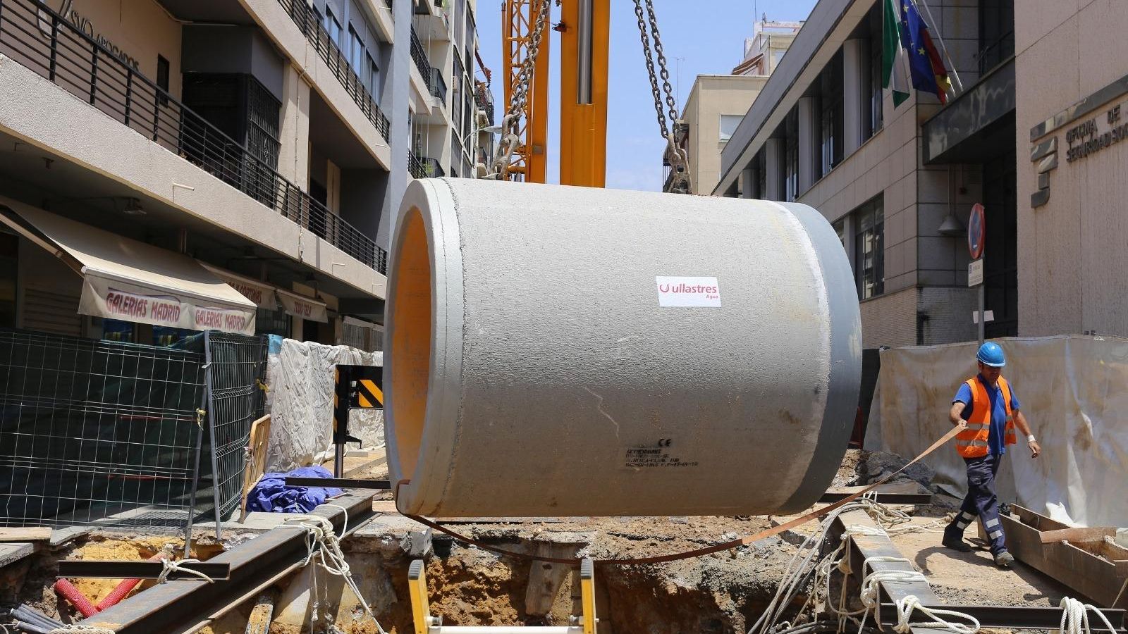 Una grúa mueve una pieza para el colector