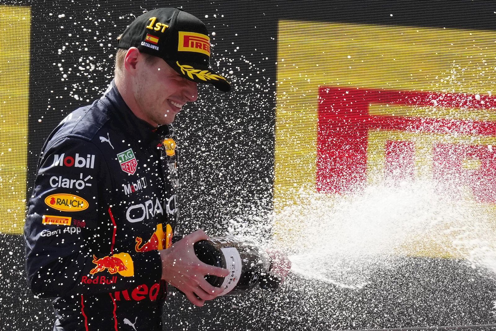 Verstappen celebra su triunfo en el podio con cava.