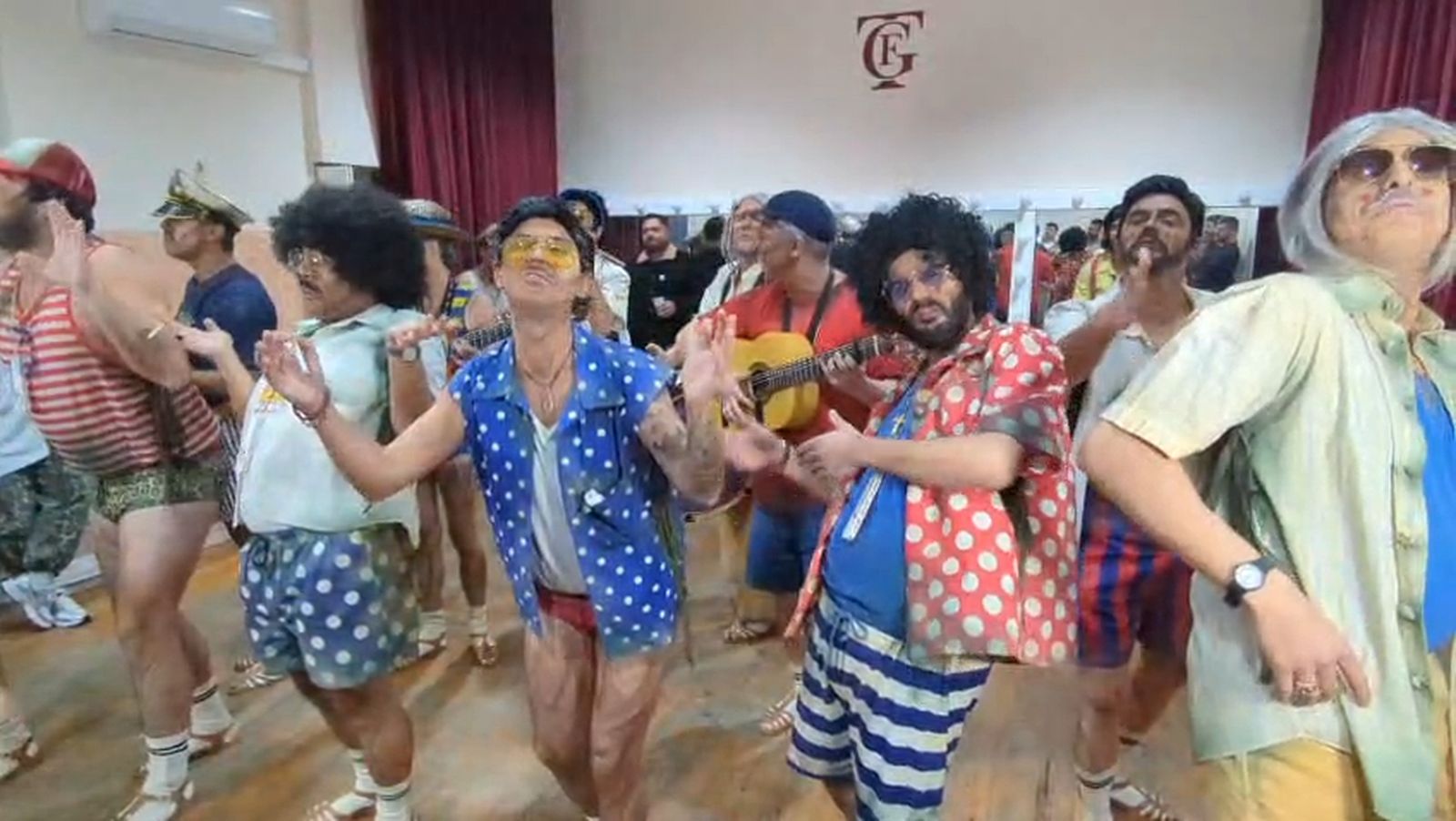 Pasodoble de 'Los hombres de Paco' en los camerinos del Teatro Falla