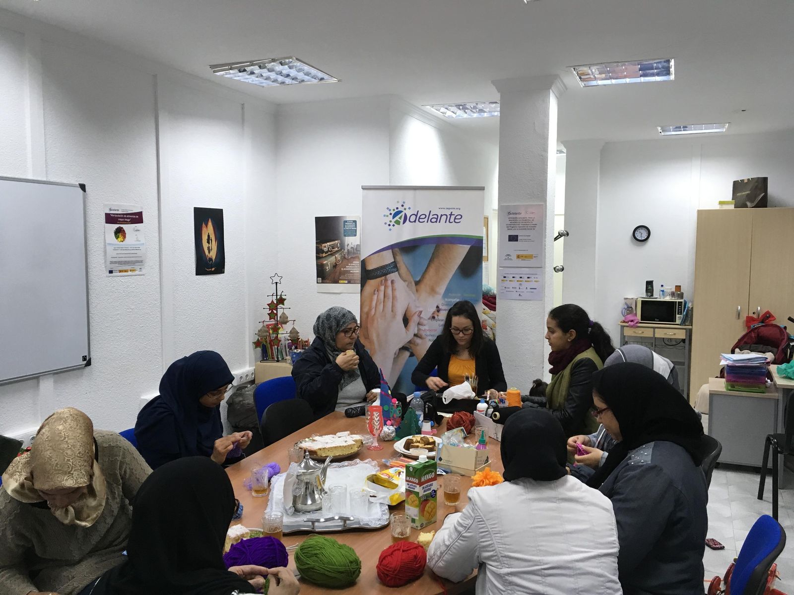 La orientadora junto a las asistentes durante sus trabajos de manualidades.