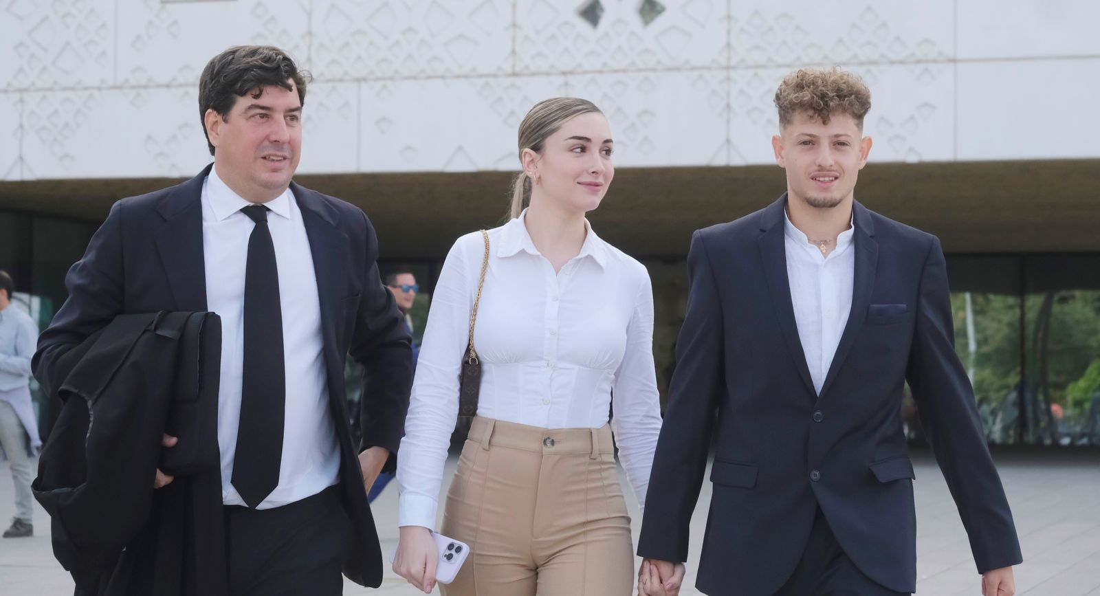 Simo Bouzaidi, junto a su pareja y su abogado, Jesús Coca, a la salida de los juzgados.