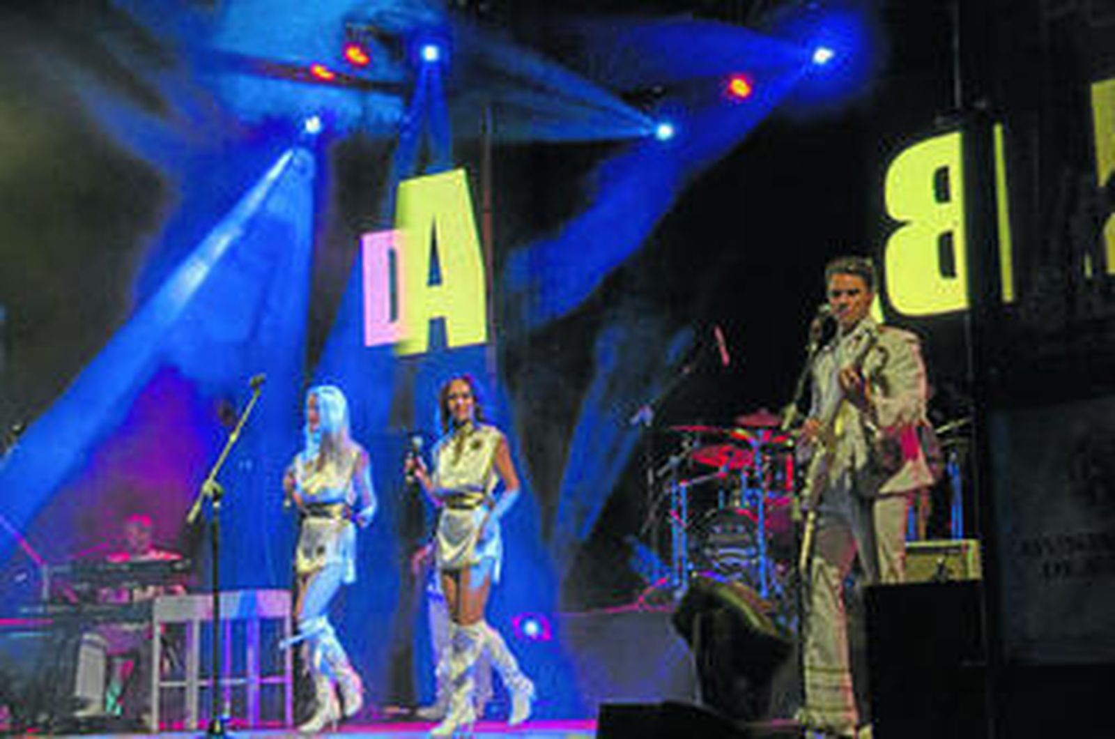 El espectáculo emulo a los realizados por ABBA en sus años de éxitos.