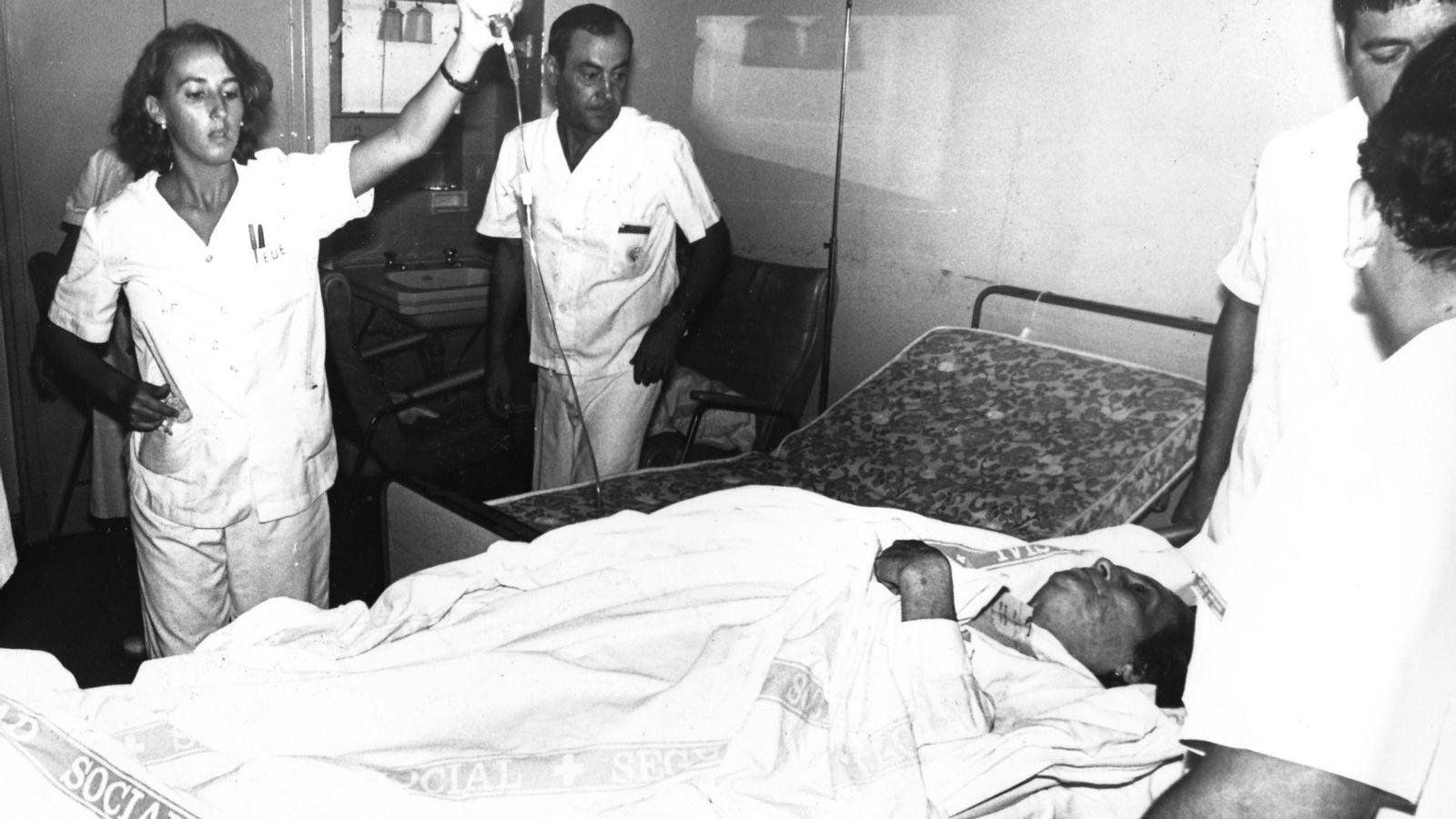 Una enfermera sostiene el suero a una enferma recién llegada a Torrecárdenas