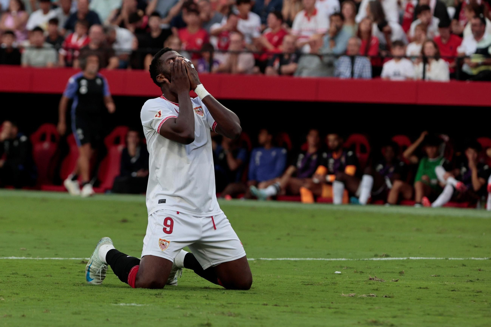 Iheanacho se echa las manos a la cara tras un intento de remate en la primera mitad.