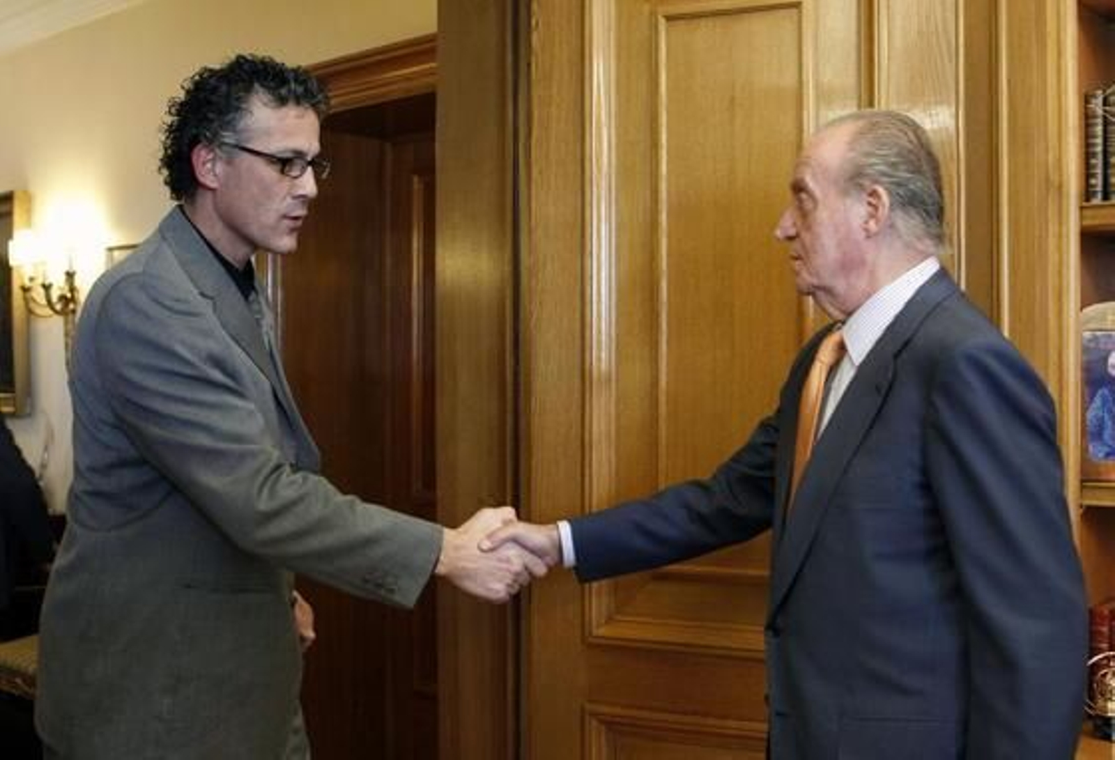 El rey Juan Carlos saluda al diputado de Amaiur Xabier Mikel Errekondo  Foto: EFE
