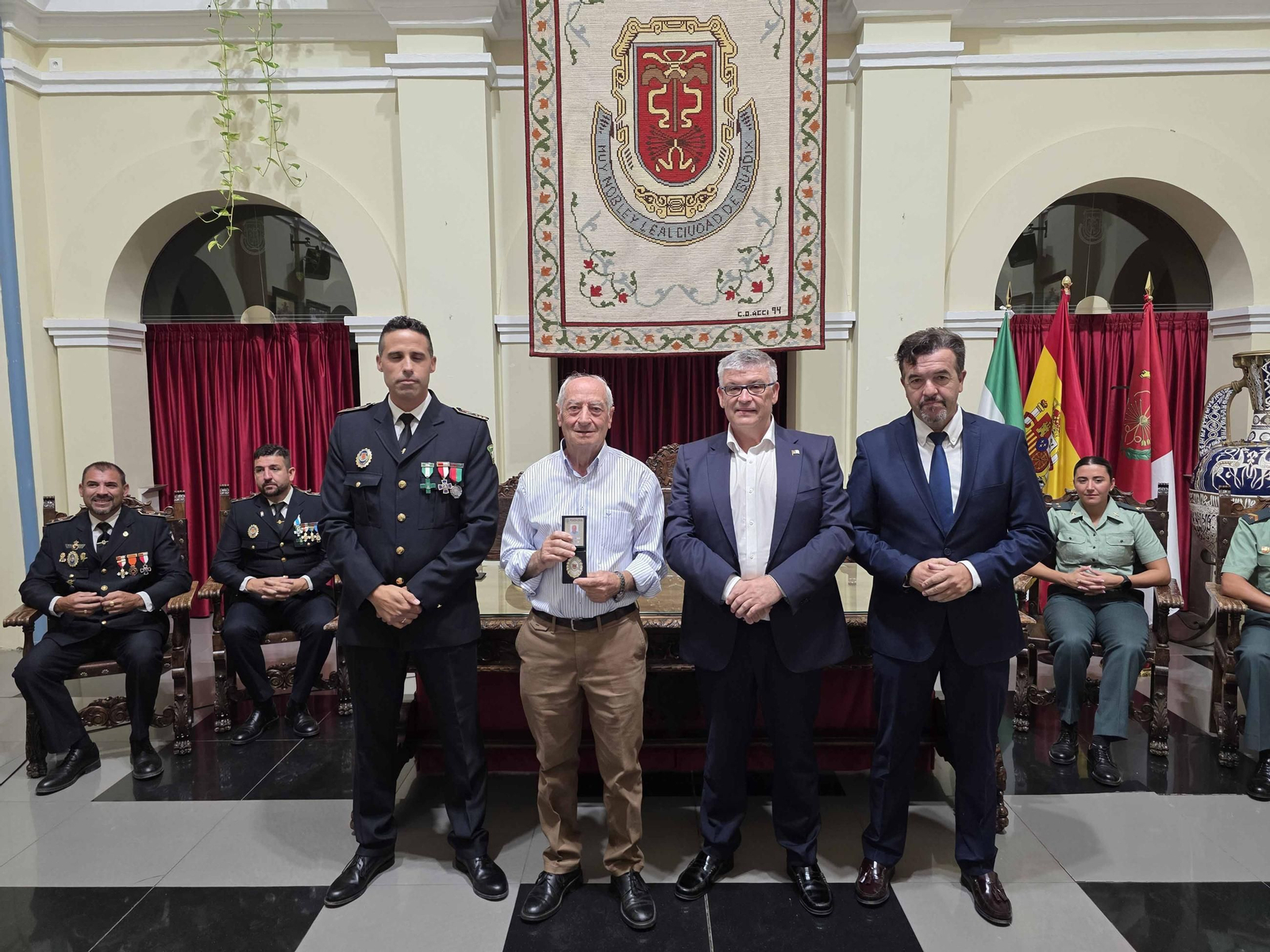 Fotos: La Policía Local de Guadix celebra la festividad de su patrón y reconoce a los agentes jubilados