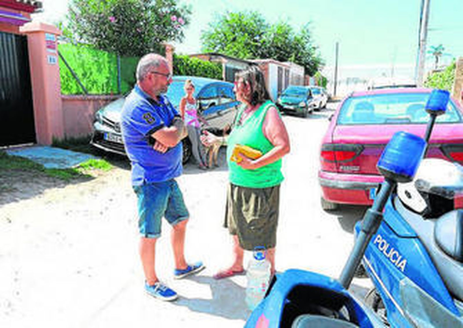 El concejal de Medio Ambiente, charlando con la responsable de Luz y Luna.