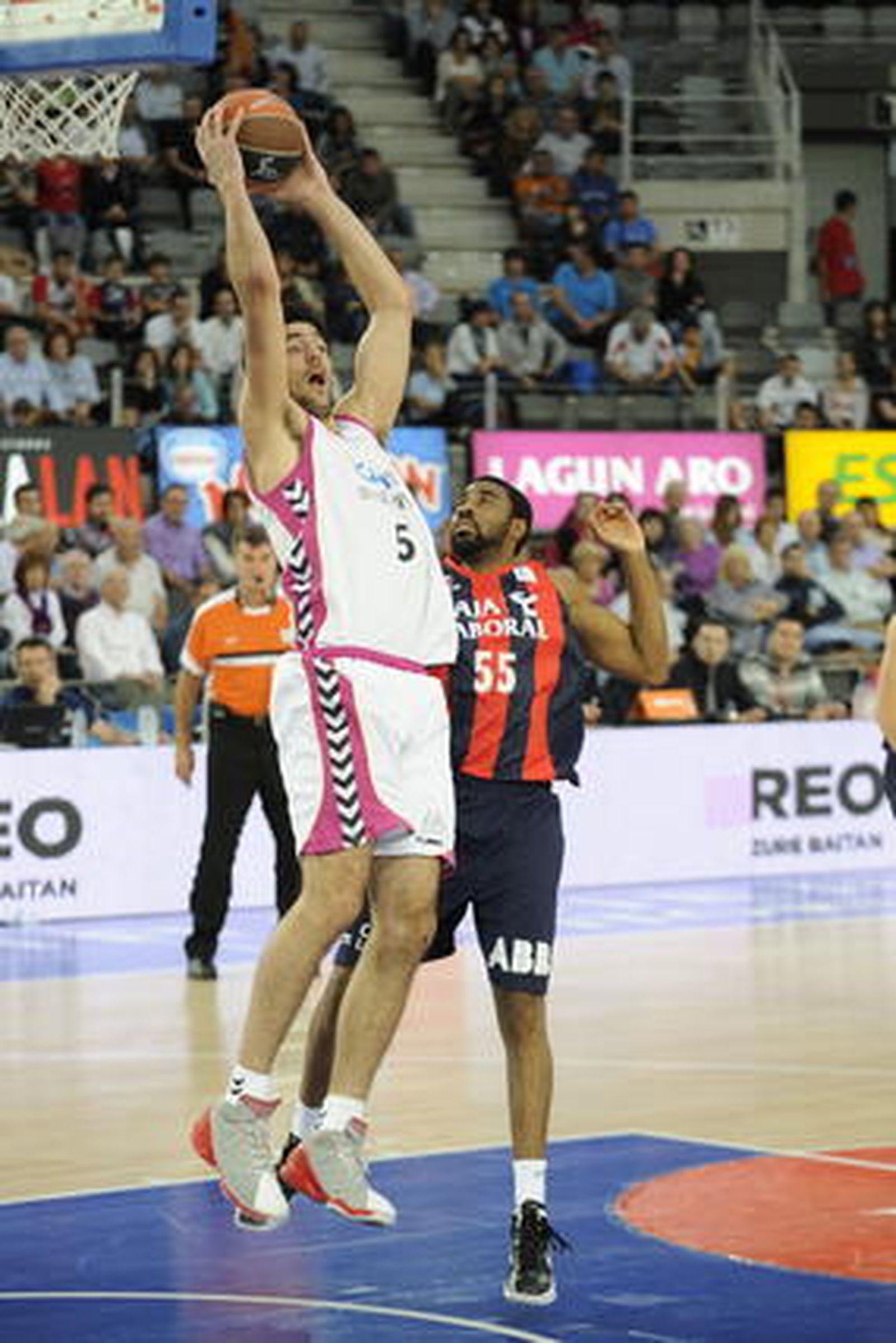 El Cajasol-Banca Cívica comienza su andadura en la Liga Endesa con derrota en casa del Caja Laboral (73-60).

Foto: Lino González (ACB Photo)