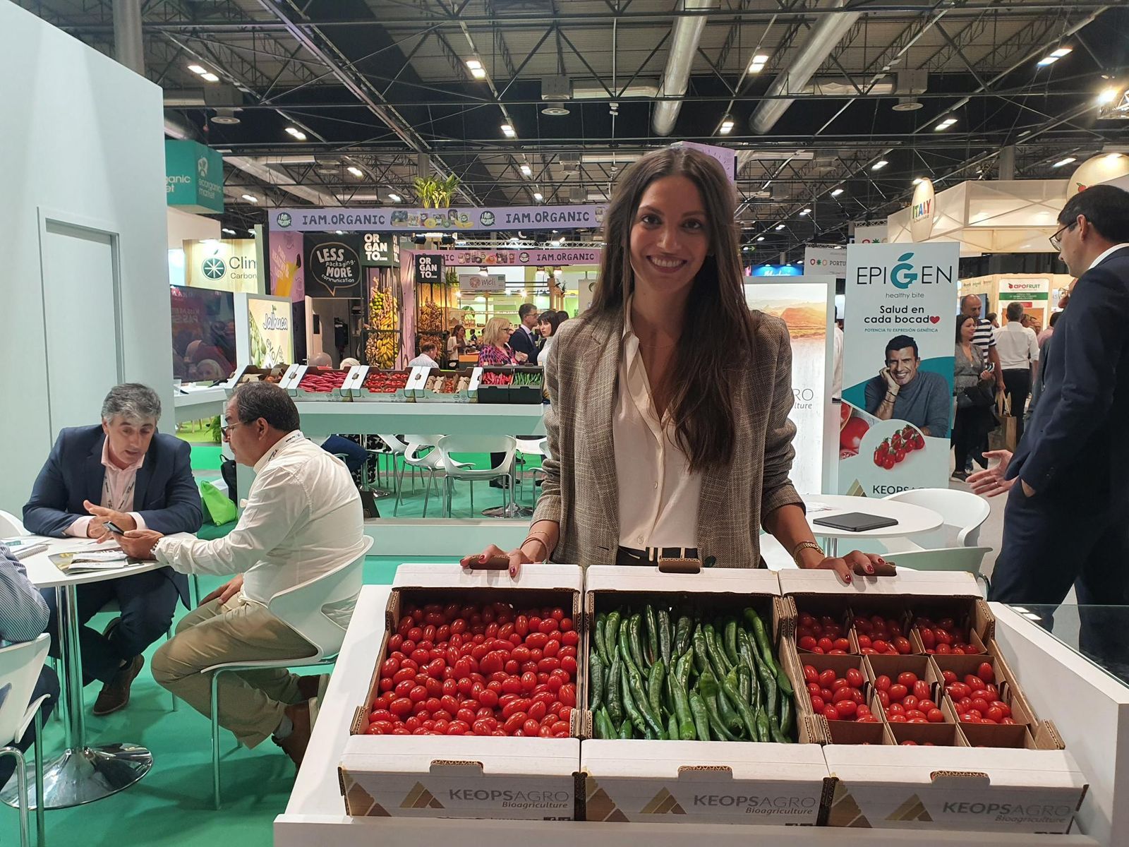 María del Mar, en el stand de Keops ante las dos novedades presentadas en Fruit.