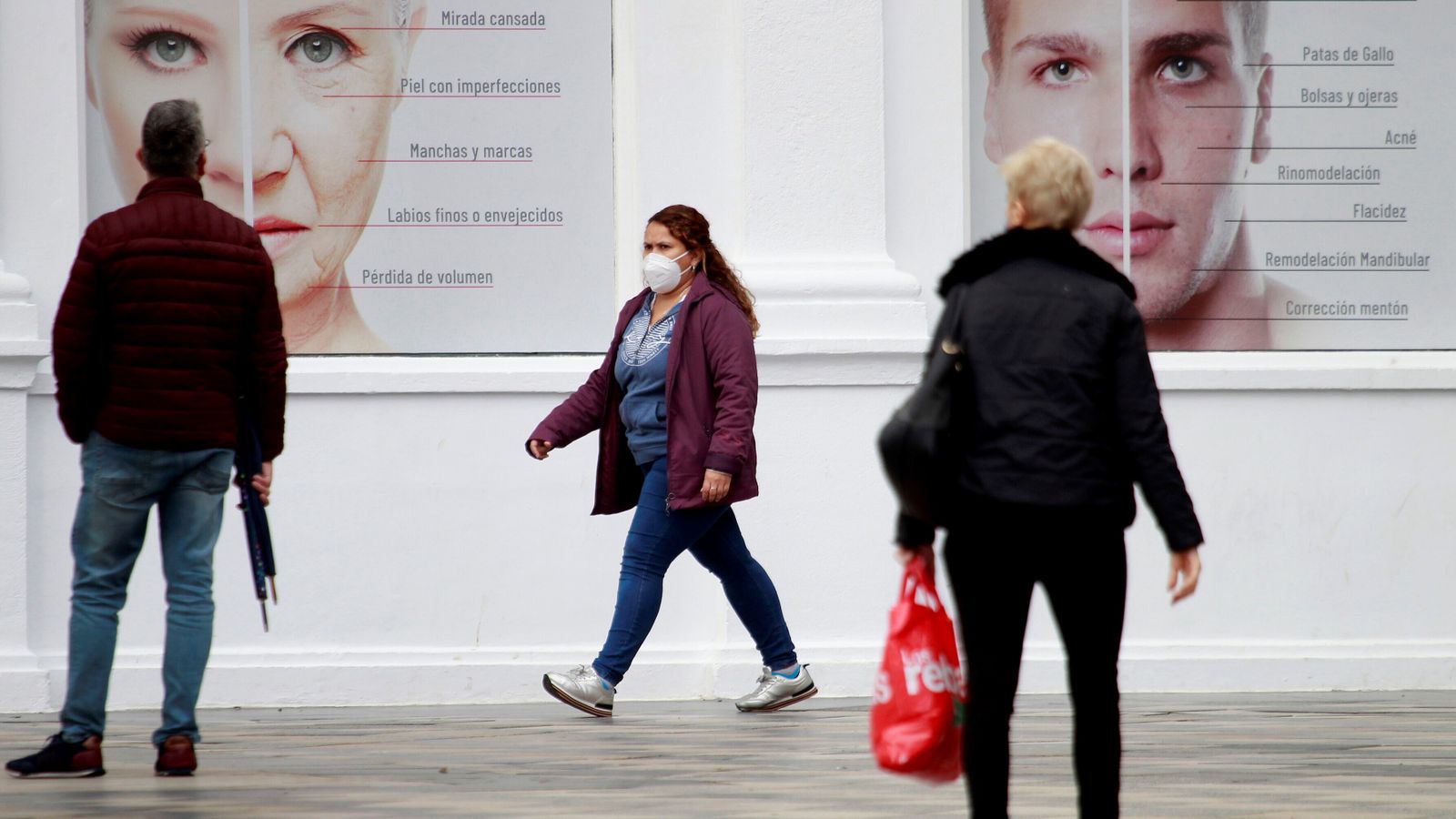 Tres personas en el centro de Algeciras.