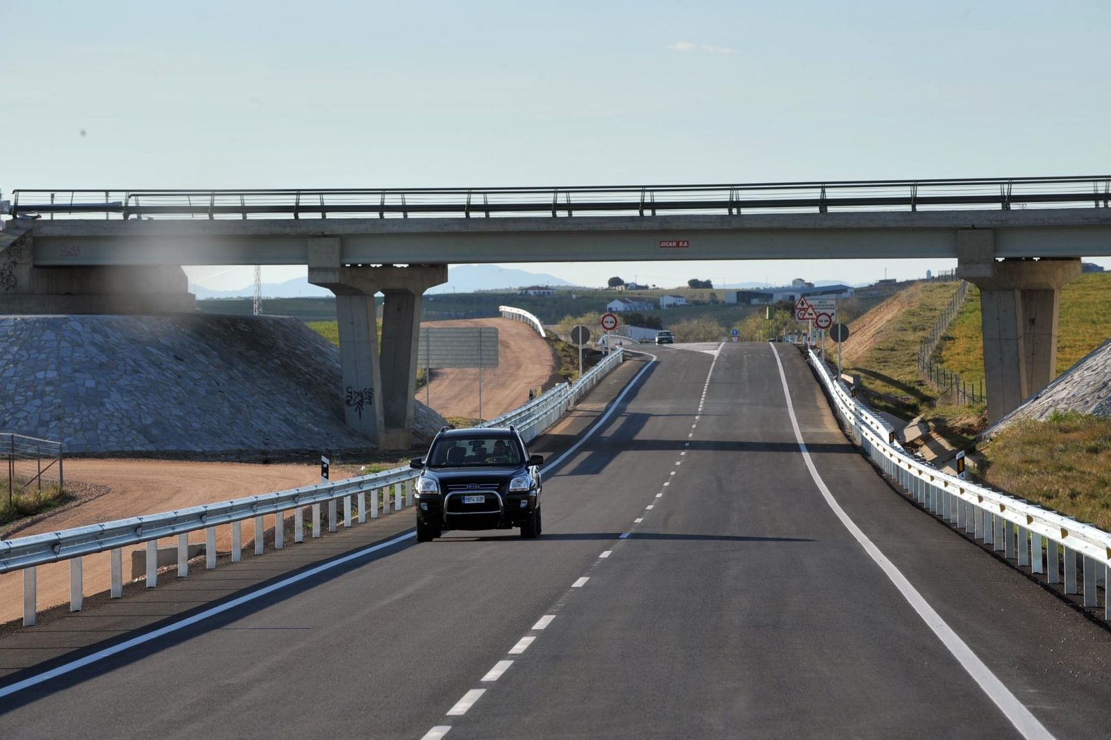 Un vehículo circula por la Variante de Pozoblanco
