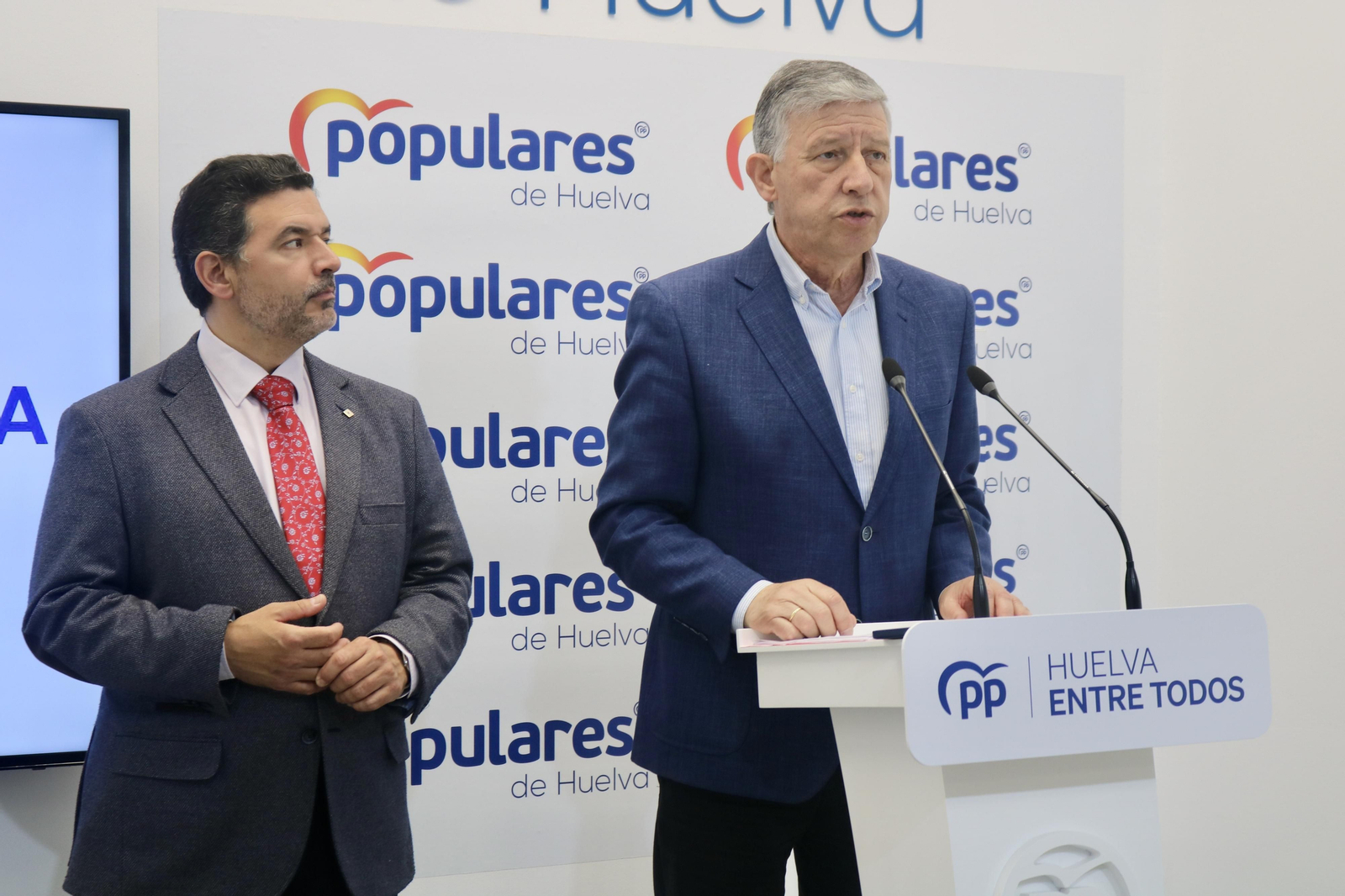 Carmelo Romero y José Enrique Sánchez durante la intervención.