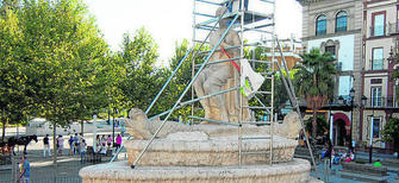 Operarios colocaron ayer la cabeza en la fuente, aún con andamios.