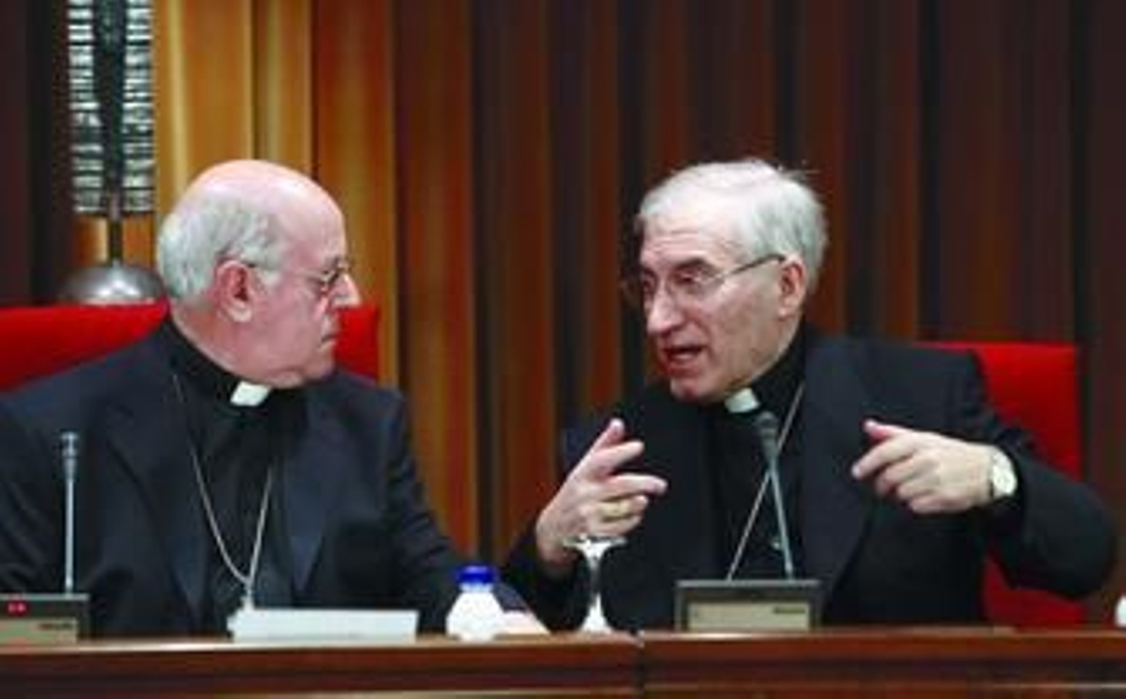 Ricardo Blázquez conversa con Antonio María Rouco Varela.