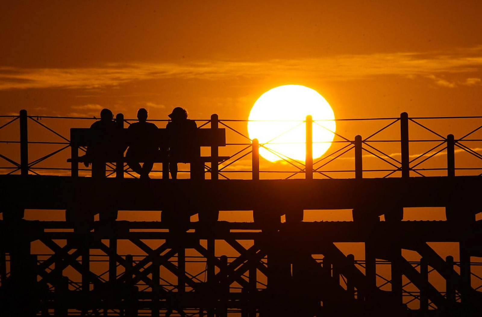 El muelle de la compañía Rio Tinto, el lugar de Huelva donde cada atardecer es un espectáculo diferente