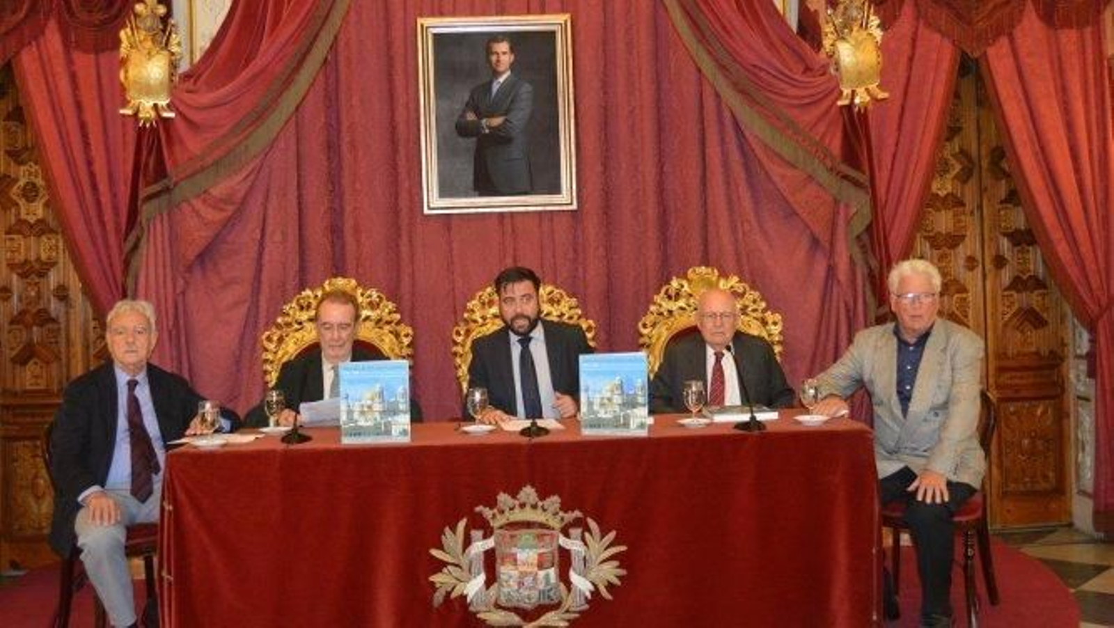 Joaquín Fernández Pérez-Lila, Miguel Ángel García-Agulló, el diputado Fran González,  Manuel Paredes Grosso y Hans Josef Artz durante la presentación del libro en el salón Regio de la Diputación Provincial.
