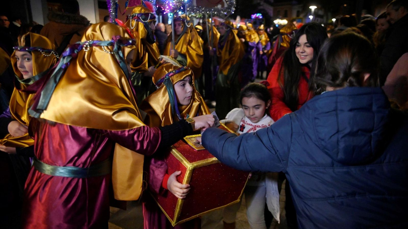 Los ayudantes de la Cartera Real recogen cartas. Los ayudantes de la Cartera Real recogen cartas.
