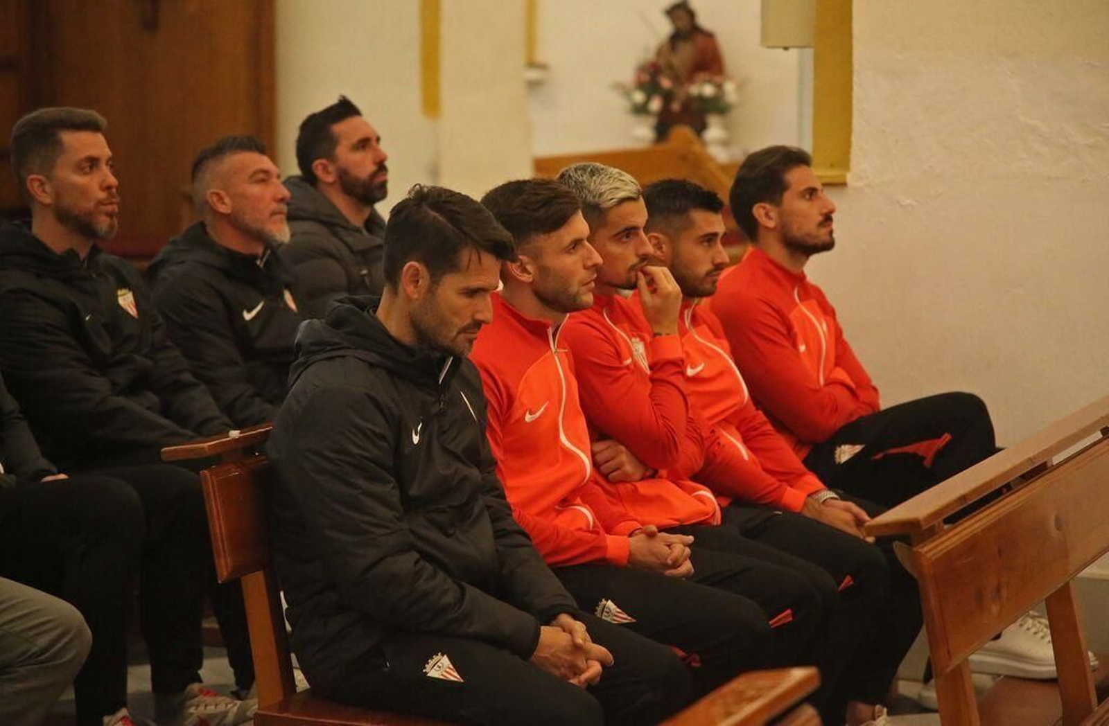 Cuerpo técnico y capitanes del Algeciras, en la Palma.