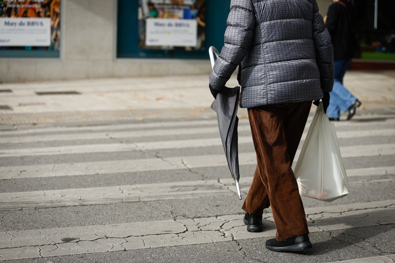 Una persona con praguas paseando por Granada.