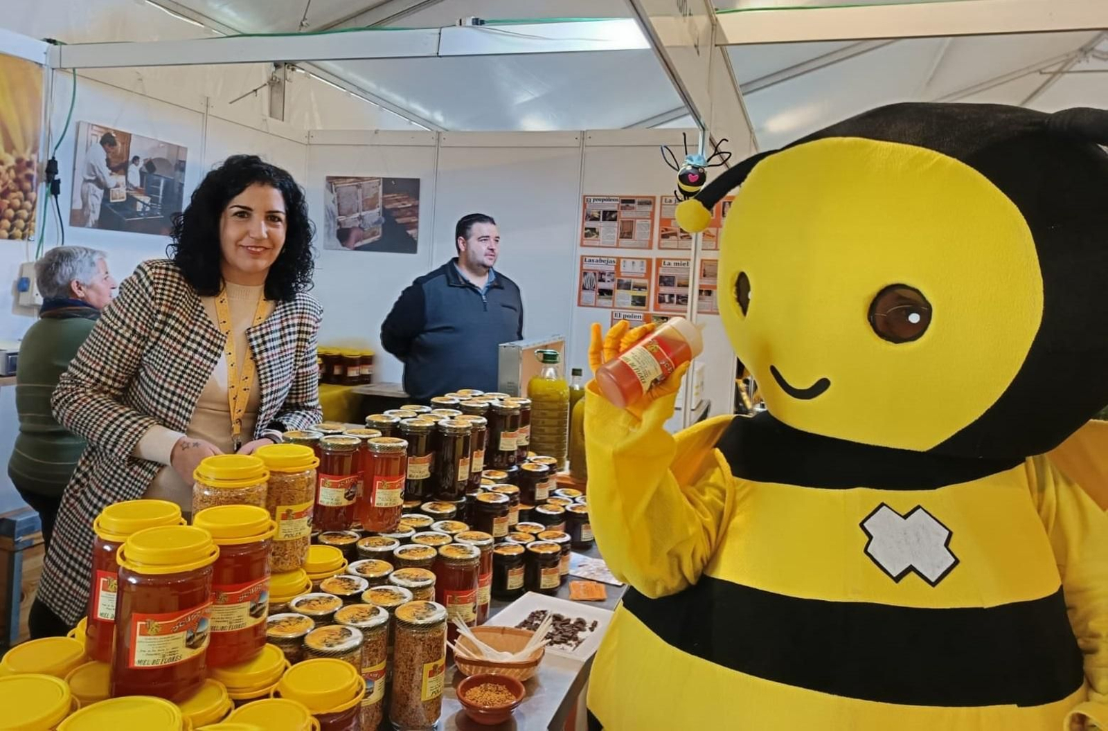 Imagen de archivo de uno de los stands de la Feria de la Apicultura Sierra de Cádiz