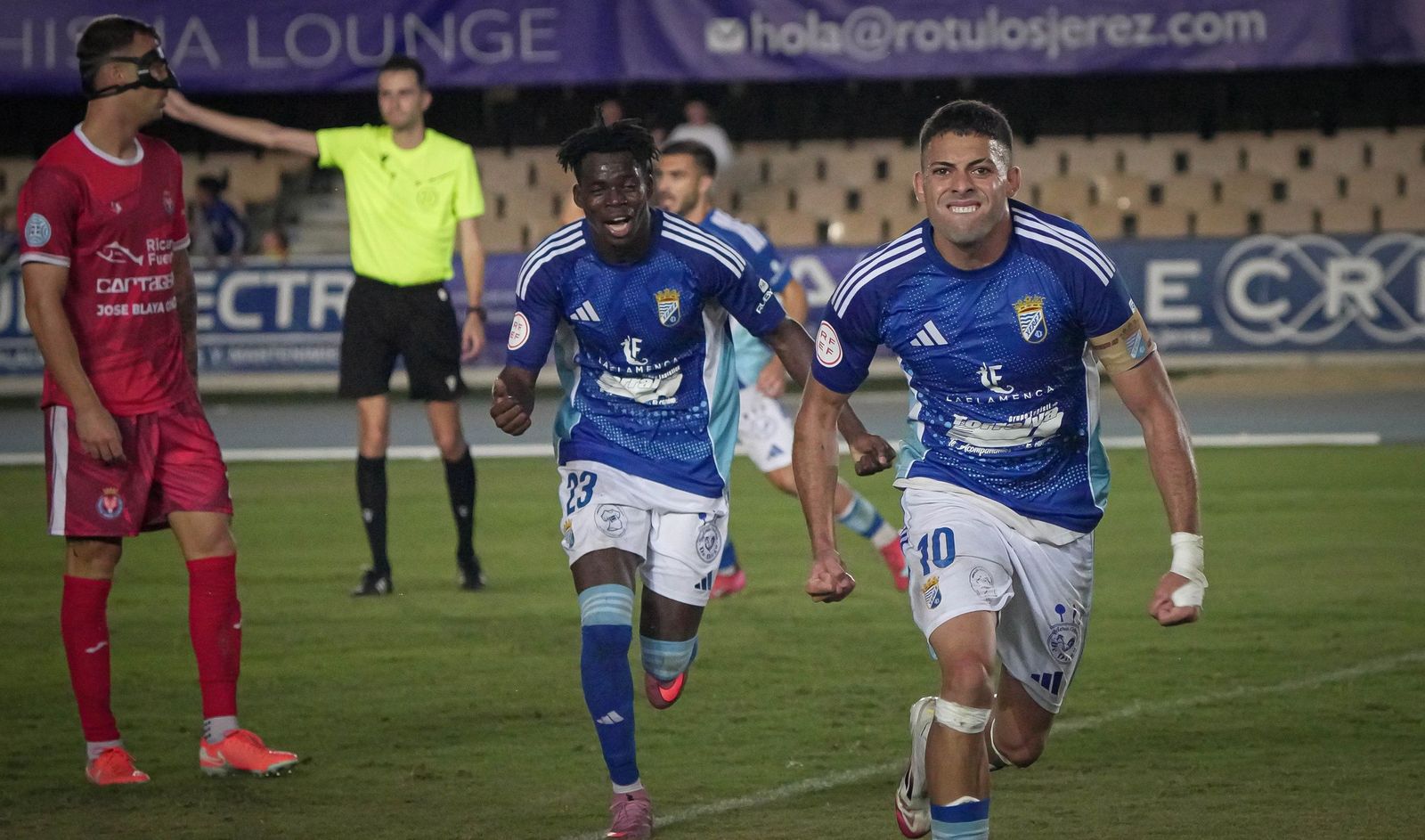 Charaf y Sissokho celebran el gol ante la Deportiva Minera en Chapín.
