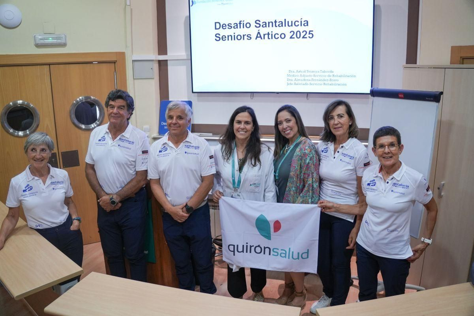 Los expedicionarios Bernardo, Esther, Merche, Amelia y Jesús, durante la visita al hospital