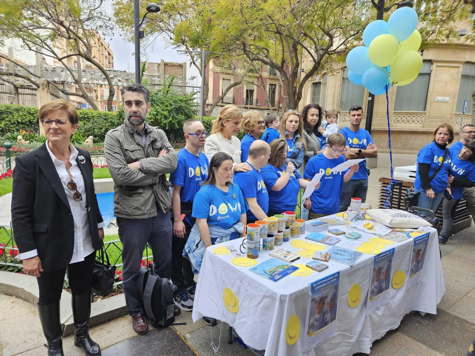 Dos jóvenes de 18 años dan lectura al manifiesto por el Día Internacional del Síndrome de Down en la Plaza del Educador.