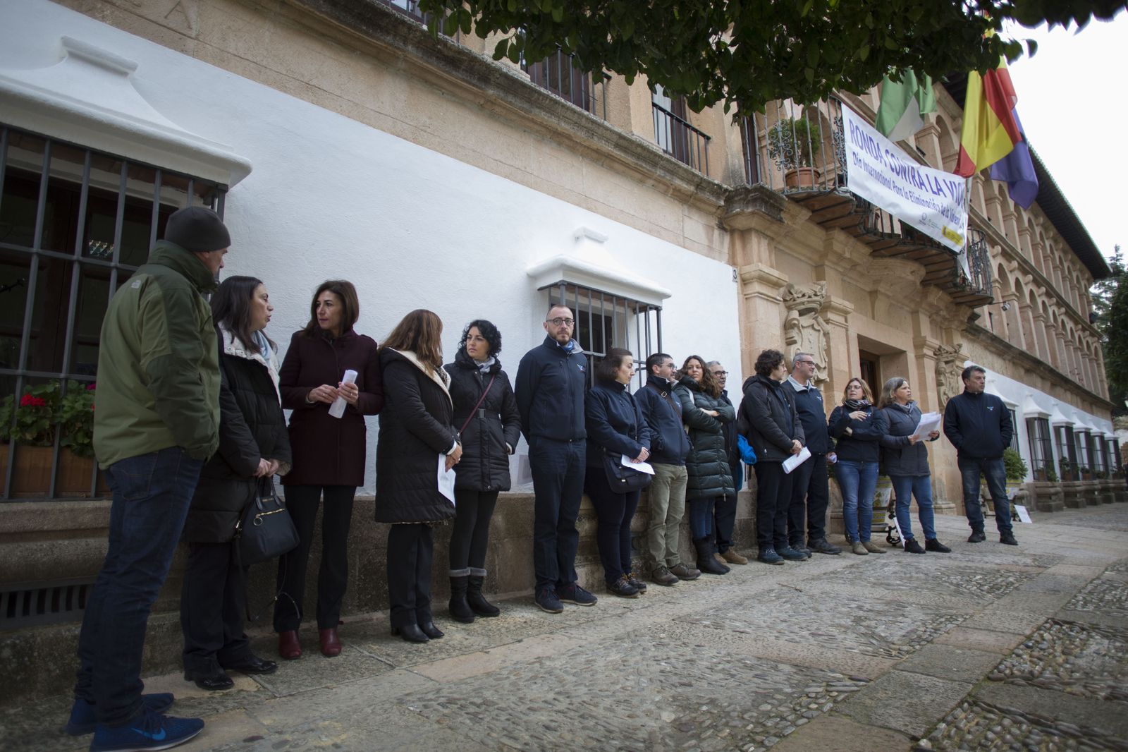 Plantilla de Turismo de Ronda durante una protesta a las puertas del Ayuntamiento.