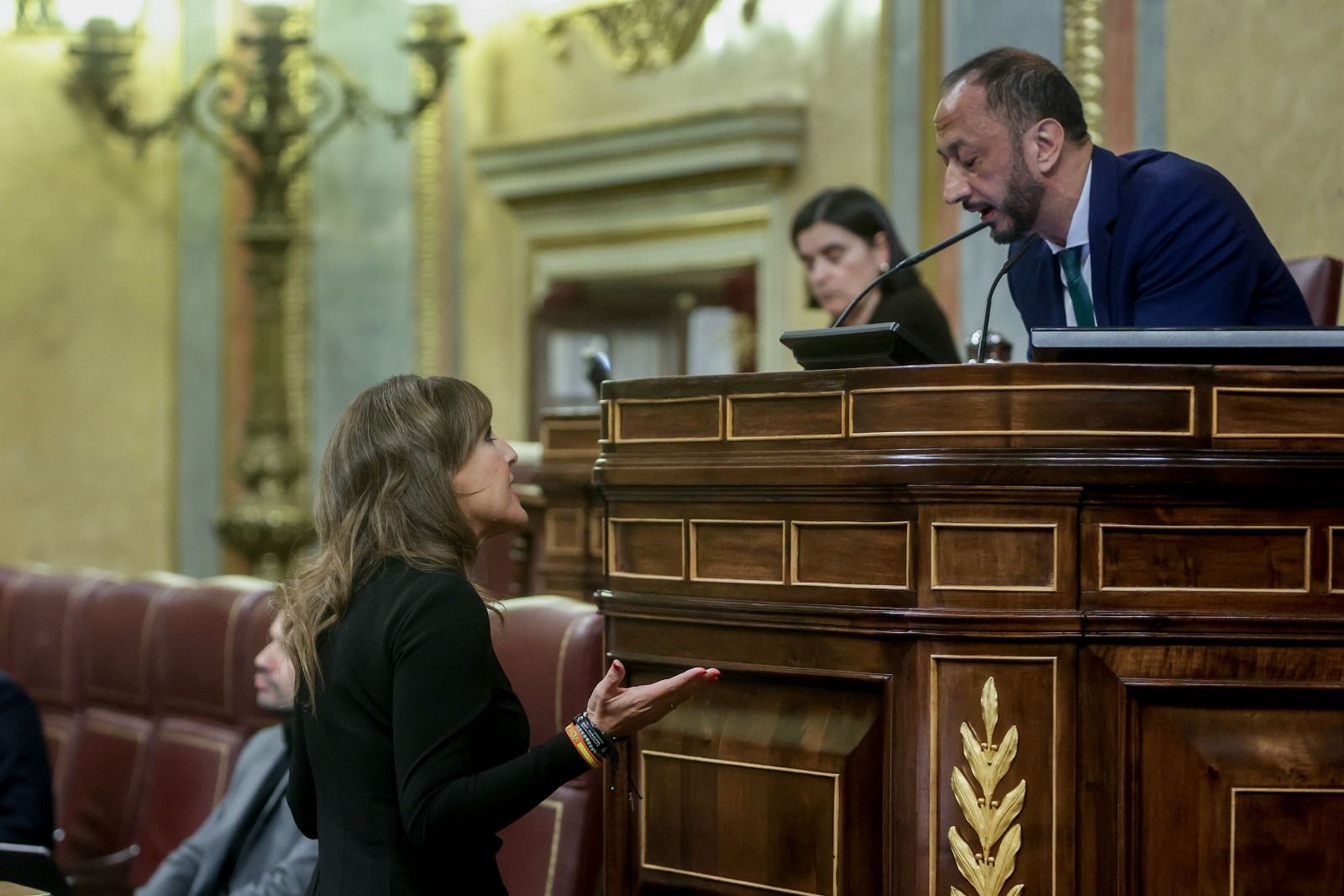 Gómez de Celis y la diputada de Vox por Málaga, Patricia Rueda, en el momento de la expulsión.