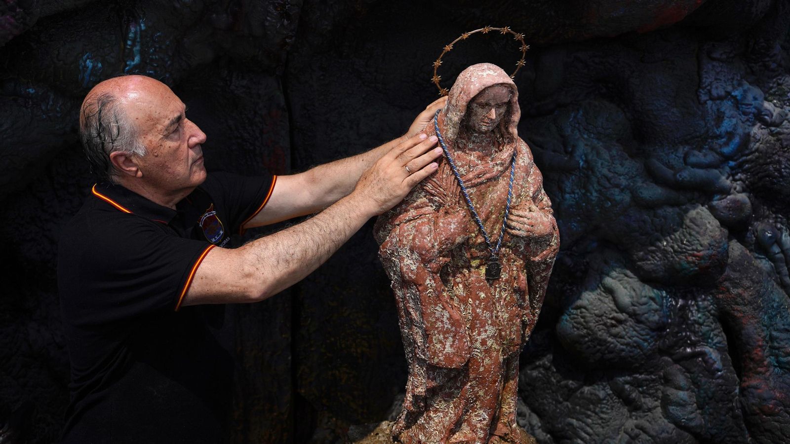 El alcalde, José Ignacio Landaluce, recoloca la medalla de la Virgen en su altar. El alcalde, José Ignacio Landaluce, recoloca la medalla de la Virgen en su altar.