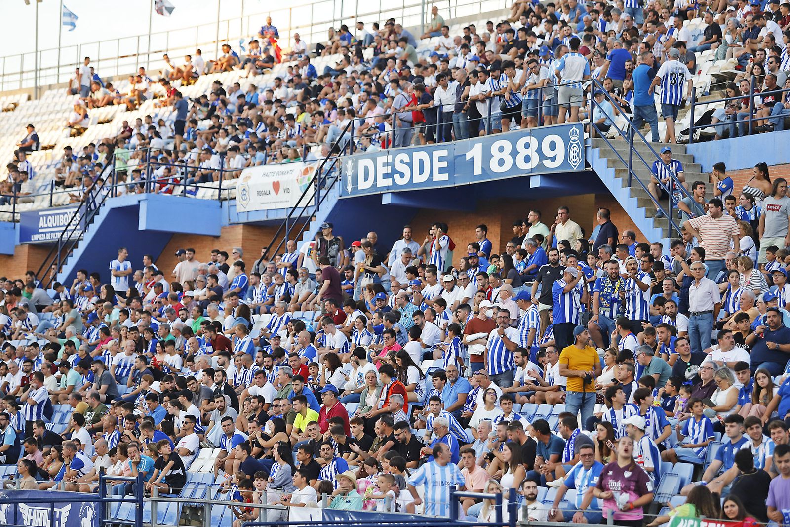 Ambiente en las gradas del Nuevo Colombino en el Recreativo de Huelva y Málaga