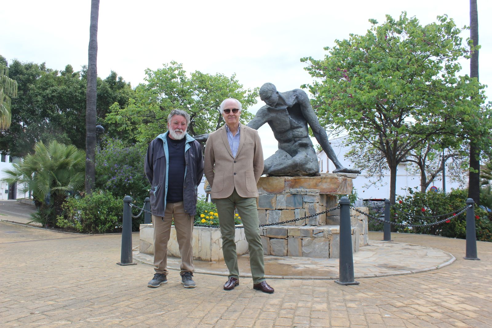 El escultor Joaquín Aguilera (I.) y el edil de Patrimonio, Daniel García en la obra ‘Homenaje a los donantes’ .