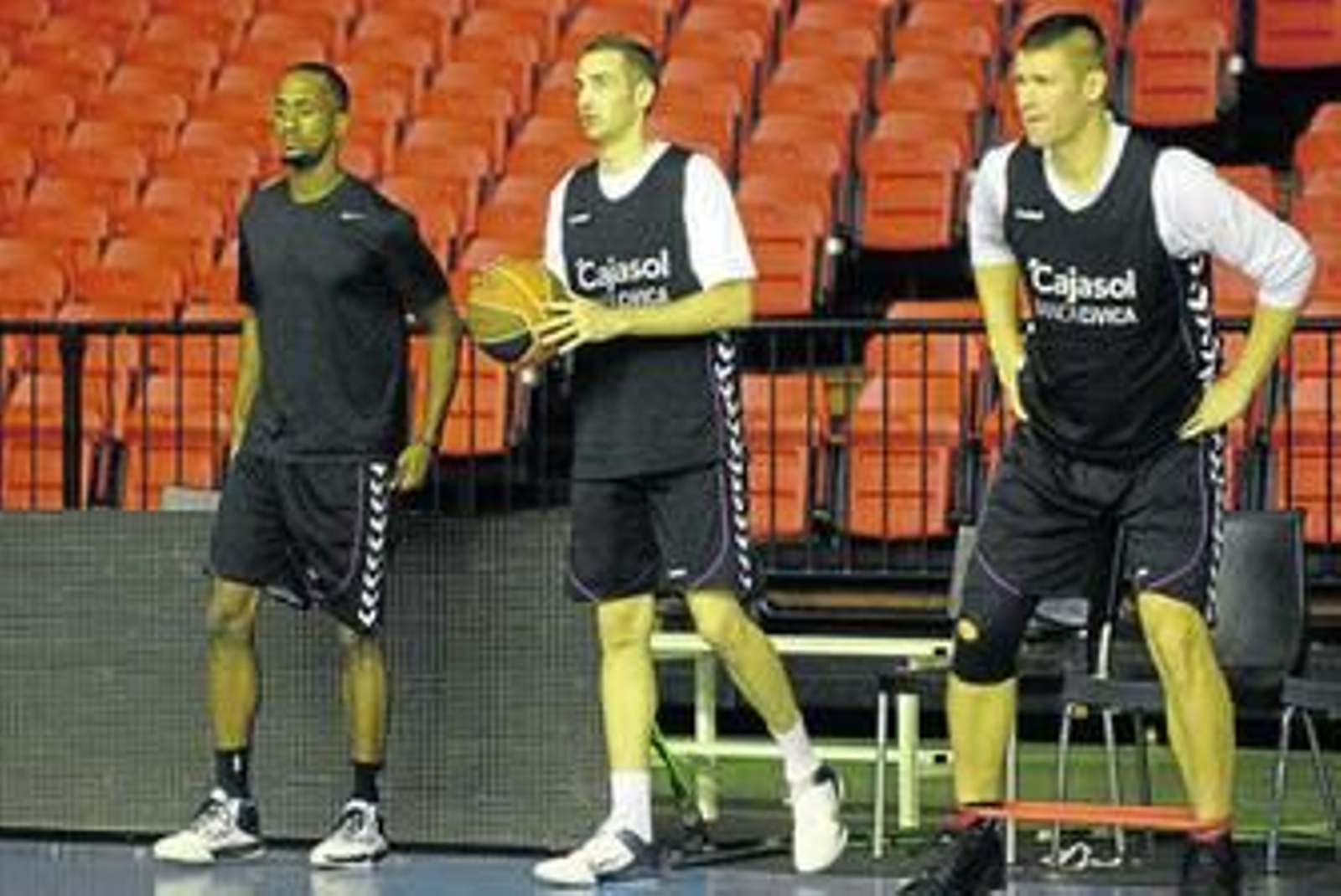 Earl Calloway, Txemi Urtasun y Paul Davis observan el trabajo de sus compañeros en el entrenamiento matinal de ayer.