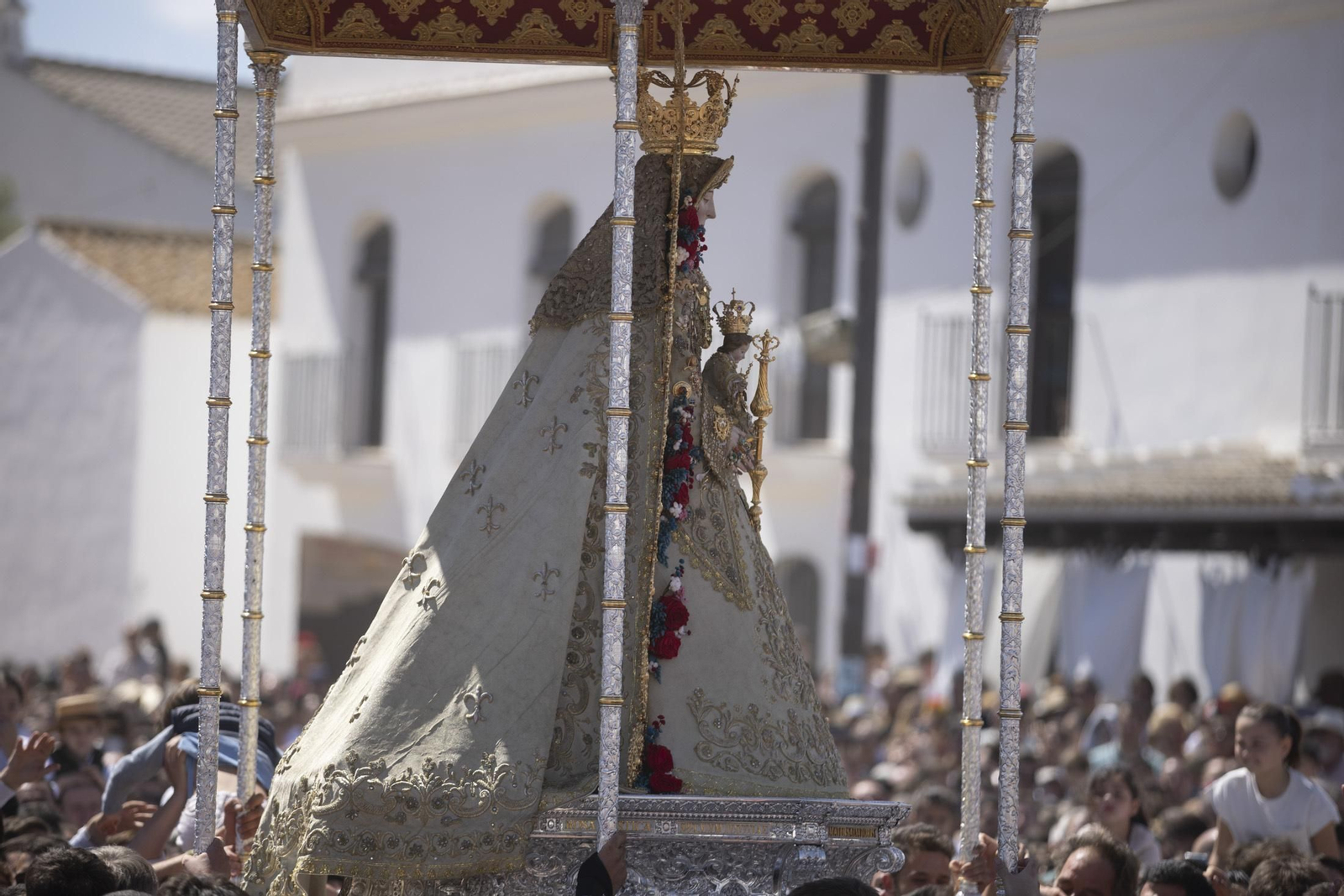 Las mejores imágenes de la procesión de la Virgen del Rocío en la aldea
